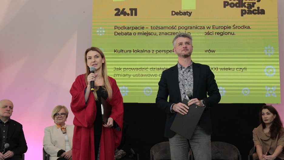 Liderzy Kongresu Ewelina Jurasz, dyr. BWA w Krośnie (z mikrofonem), i dyr. rzeszowskiej Estrady Marcin Dziedzic  zapraszają do udziału w panelach wszystkie osoby, którym na sercu leży dobro kultury Podkarpacia.