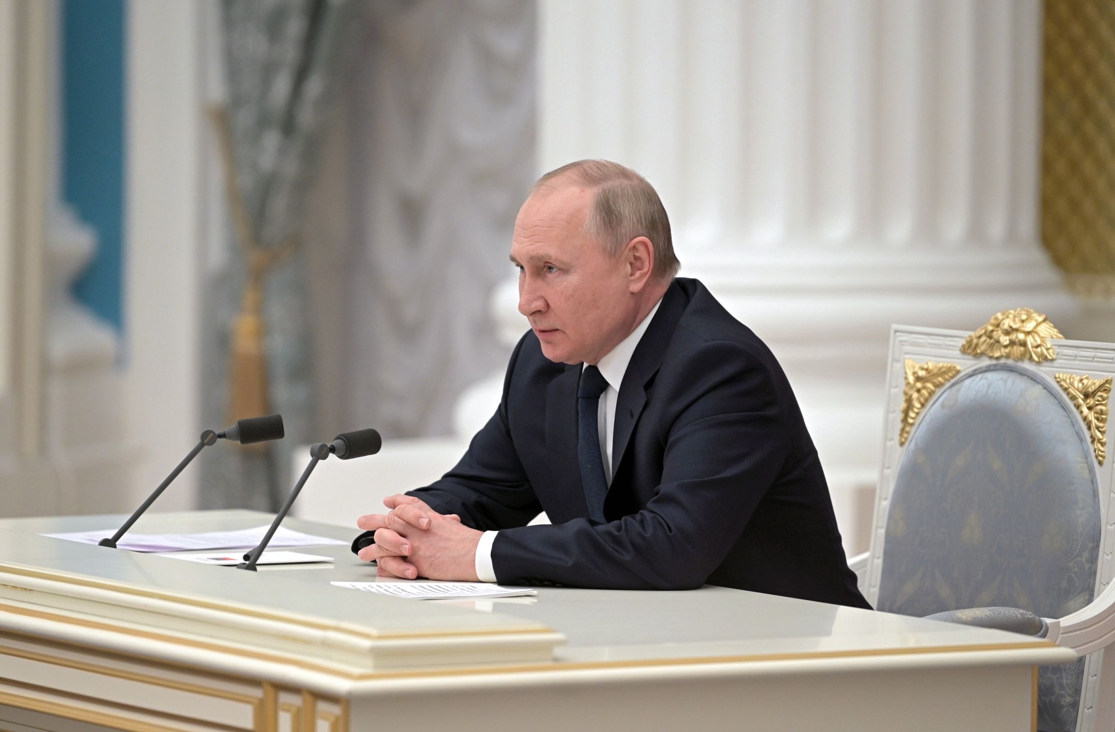 epa09781642 Russian President Vladimir Putin chairs a meeting with Russian businessmen at the Kremlin in Moscow, Russia, 24 February 2022. In the early hours of 24 February, President Putin announced his decision to launch a special military operation on Ukraine. Against this background, the Russian Ruble weakened against the US dollar and the euro to a six-year low, the Russian stock market fell by 11 percent, trading on the Moscow and St. Petersburg stock exchanges were suspended. The prices of oil and precious metals are rising on world markets.  EPA/ALEKSEY NIKOLSKYI/SPUTNIK/KREMLIN / POOL Dostawca: PAP/EPA.
