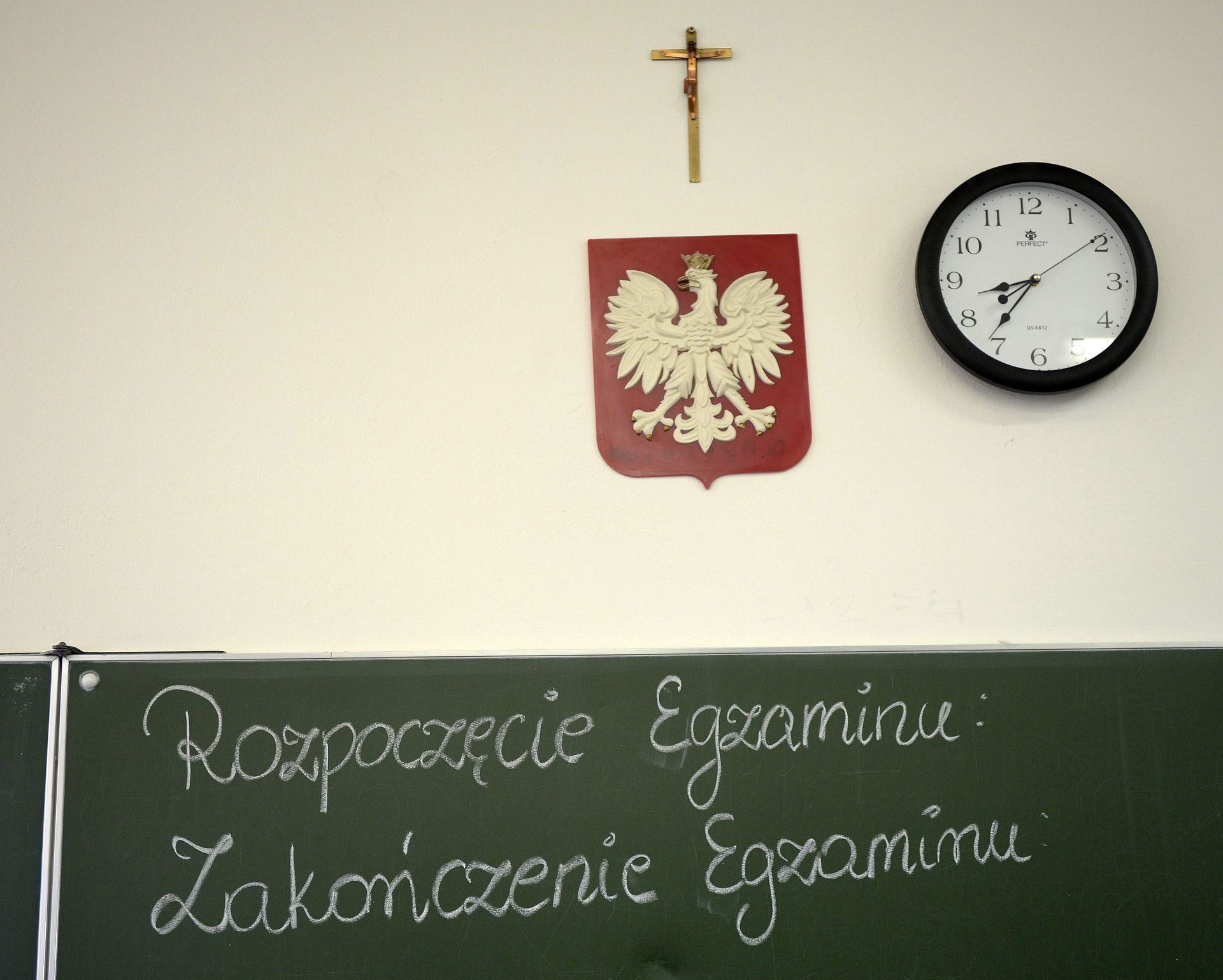 wiadomości,aktualności,WP Wiadomości Nauczycielka miała wyrzucić krzyż do kosza. Wójt idzie do prokuratury