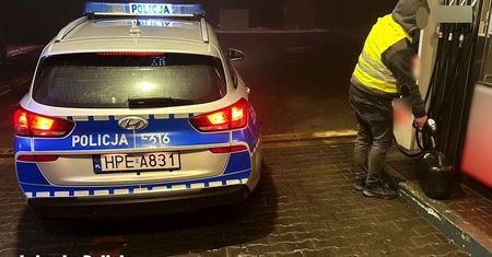 Kierowcy zabrakło paliwa. Niebawem na miejscu pojawiła się policja
