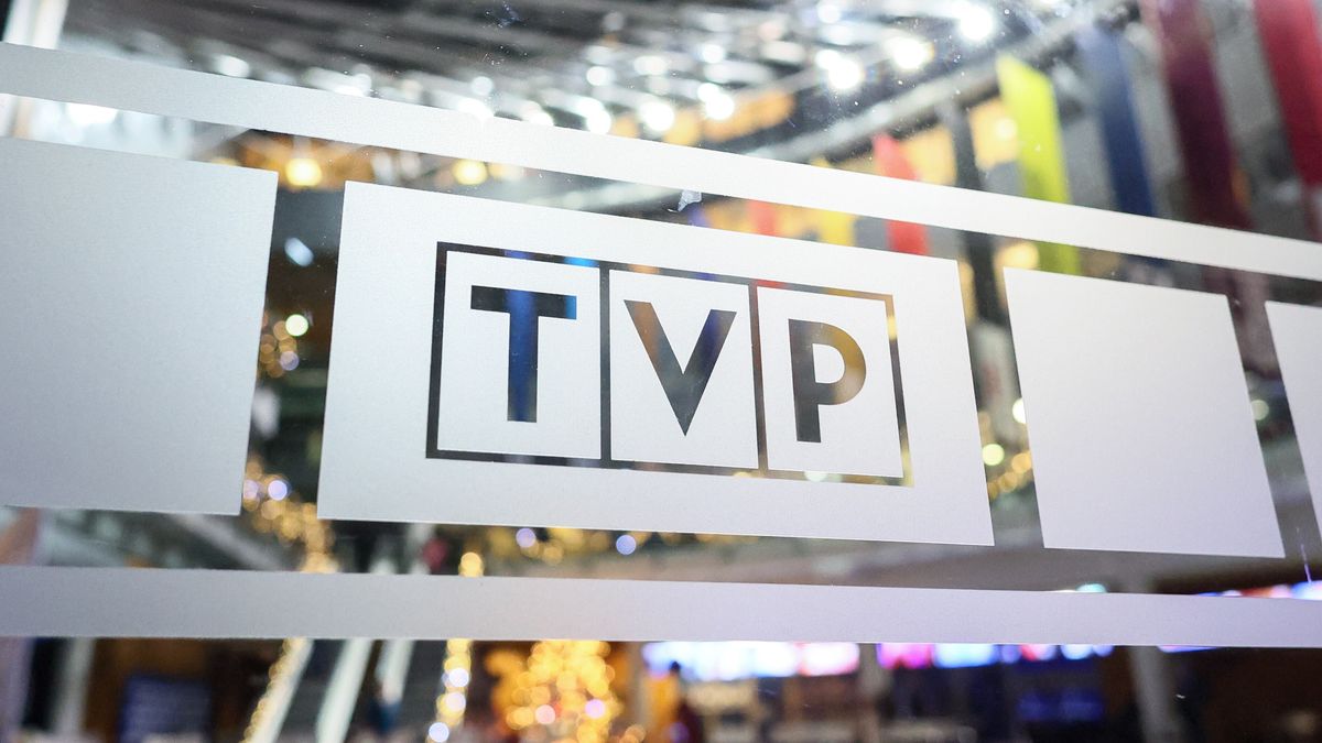 Warszawa, 20.12.2023. Uczestnicy protestu w budynku TVP przy ulicy Woronicza w Warszawie, 20 bm. Obecność protestujących oraz polityków PiS w siedzibie TVP ma związek z decyzją szefa MKiDN, który odwołał 19 grudnia br. dotychczasowych prezesów Zarządów Telewizji Polskiej, Polskiego Radia i Polskiej Agencji Prasowej i Rady Nadzorcze Spółek. (ad) PAP/Leszek Szymański