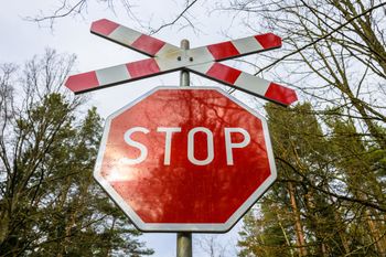 Światła zamiast znaku "Stop" na przejeździe w Koszalinie. Mieszkańcy czekają na zmianę