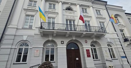 Flaga Ukrainy przed Urzędem Miasta Płocka. Interwencja poselska i reakcja prezydenta