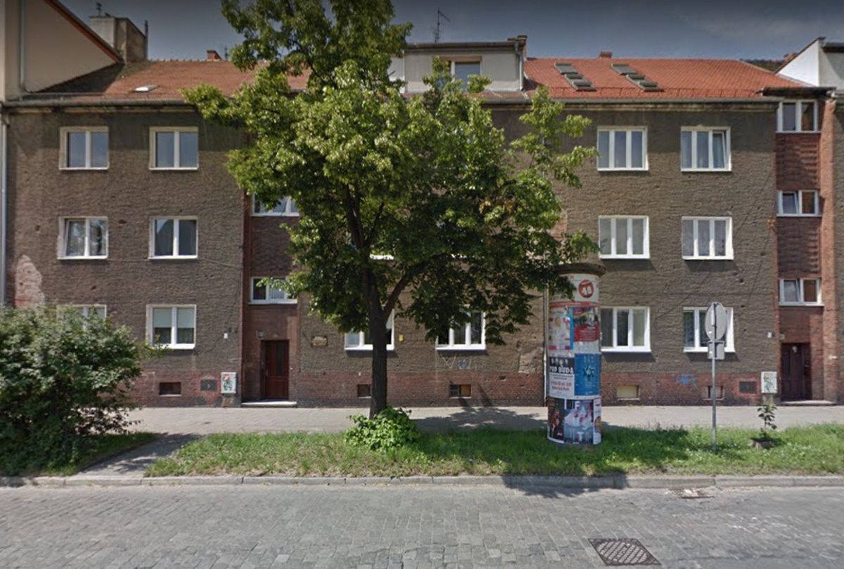 Wrocław. 2-letnie dziecko wypadło z okna. Na chodniku kałuża krwi