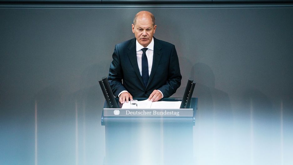 German Chancellor Olaf Scholz delivers a statement at the German parliament 'Bundestag' in Berlin, Germany, 22 June 2022. Scholz addressed the parliamentarians with a government statement on the upcoming European Council meeting, the G7 summit, and the NATO summit. EPA/CLEMENS BILAN Dostawca: PAP/EPA.