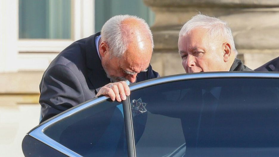 "SE": Jarosław Kaczyński odczuwa ogromny ból. Wszystko przez kolano