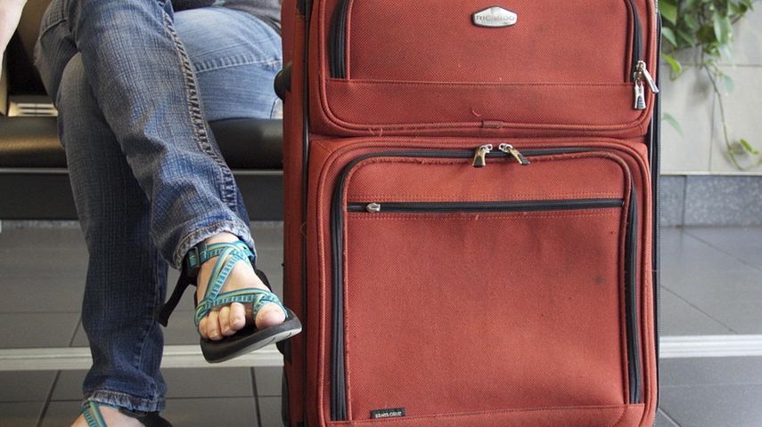 Kobieta schowała dziecko w walizce [zdj. ilustracyjne] 