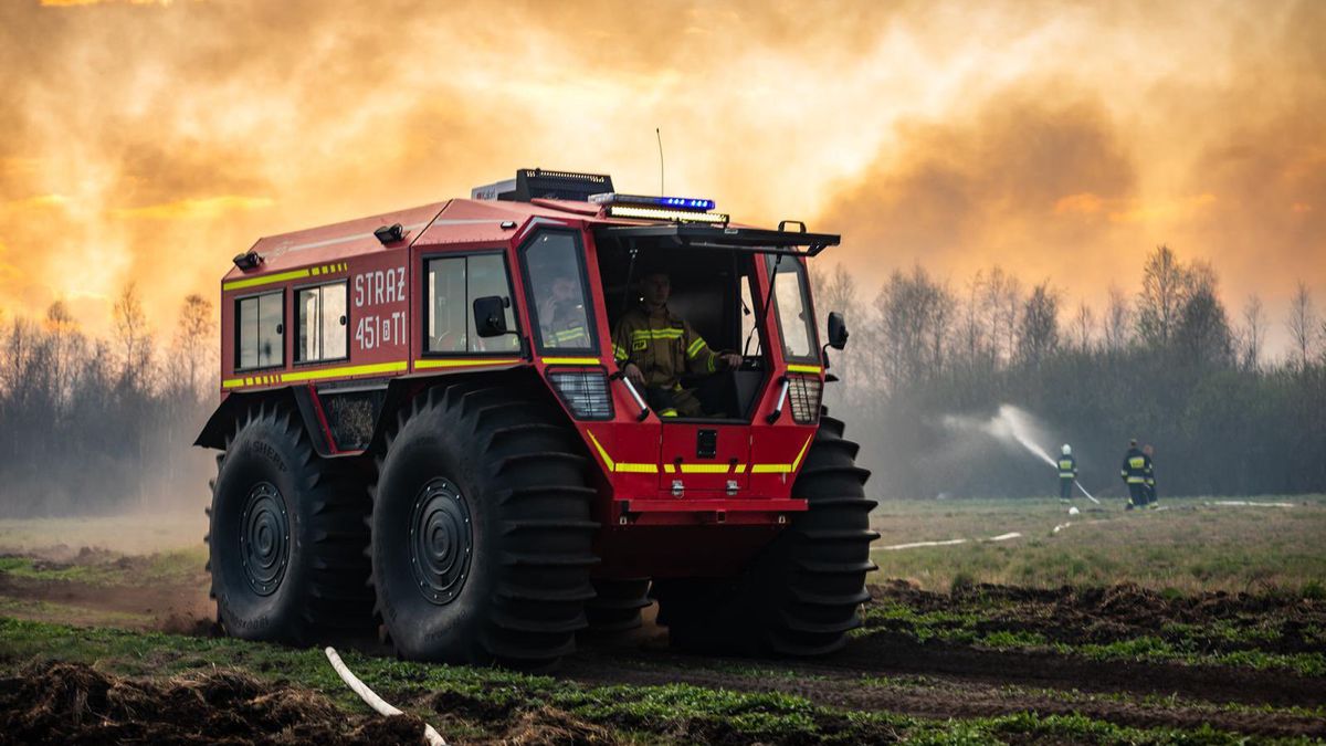 Pożar suchych trzcinowisk w Biebrzańskim Parku Narodowym
