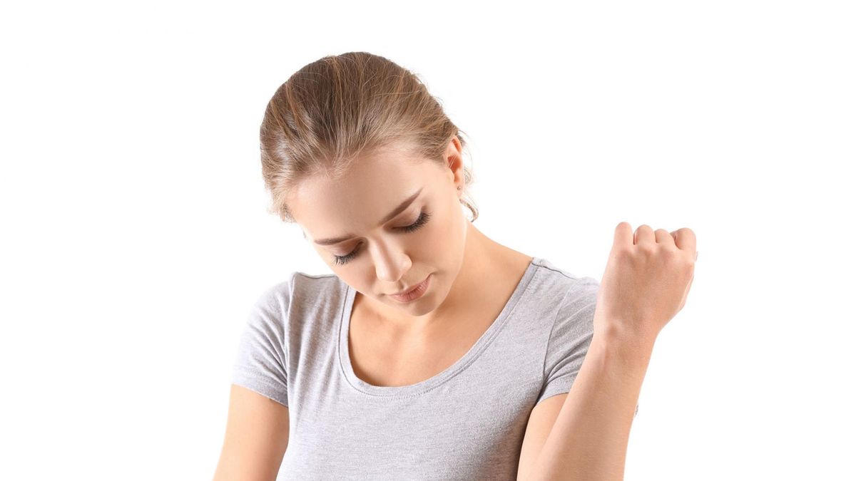 Ból łokcia może wiązać się ze zwyrodnieniem, zapaleniem, a także chorobą nazywaną łokieć tenisisty. Przyczyny występowania bólu łokcia są różne i dlatego postawienie odpowiedniej diagnozy wyznacza kierunek leczenia i postępowania.