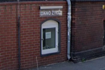 Dziewczynka w oknie życia we Wrocławiu. Ma zaledwie kilka dni