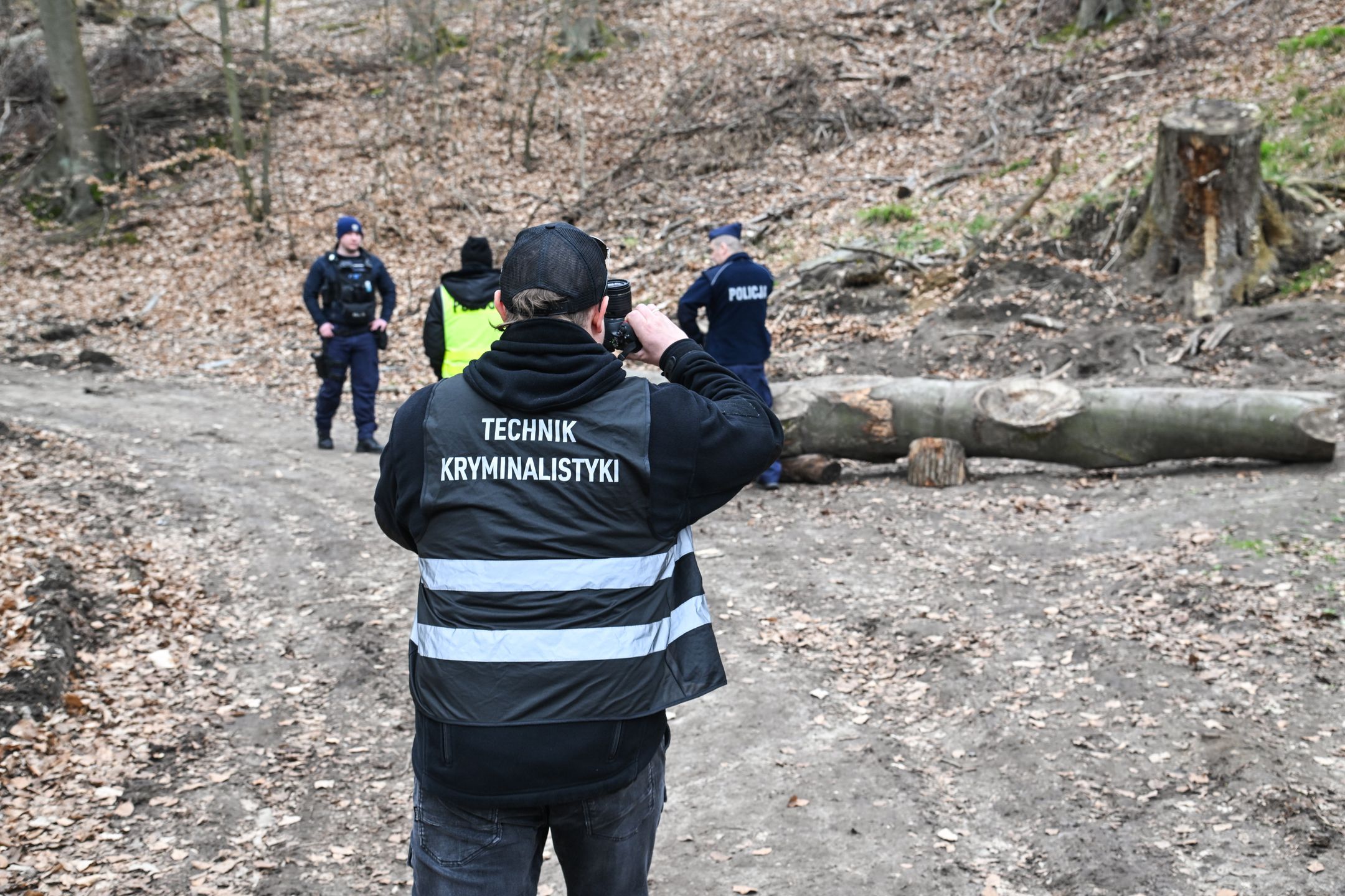 miejsce wypadku
Szczecin, 29.03.2024. Policja w miejscu wypadku przy ul. Ch�opskiej na osiedlu Bukowa w Szczecinie, 29 bm. Czworo dzieci dozna�o obra�e� po tym, jak na grup� przedszkolak�w spaceruj�cych po lesie spad� konar drzewa. Przetransportowano je do szpitala Zdroje w Szczecinie. Ich zdrowiu nic nie zagra�a. (jm) PAP/Marcin Bielecki 

***Zdj�cie do depeszy PAP pt. Szczecin/ Czworo przedszkolak�w przygniecionych przez konar drzewa***
Marcin Bielecki
drzewo, konar, las, policja, s�u�by, wypadek