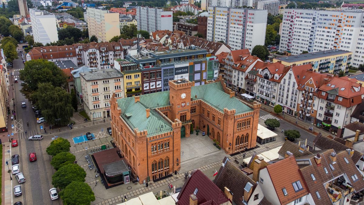 miasto, kołobrzeg, bloki, ratusz