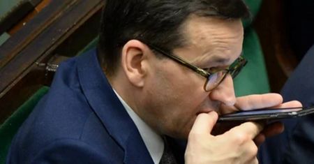Morawiecki nie odda telefonu premiera. Załatwił go sobie na własność