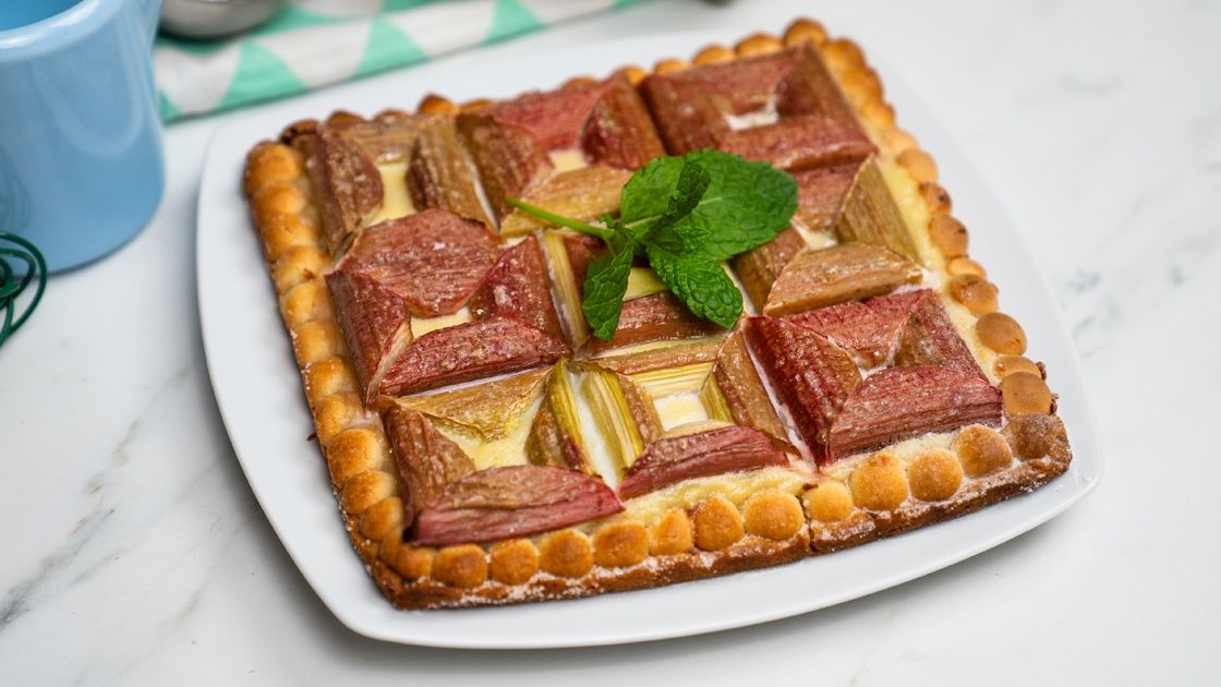 Tarta budyniowa z rabarbarem 