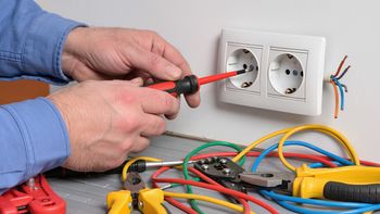 Przesunięcie gniazdka w mieszkaniu. Ile zapłacisz elektrykowi w 2026 roku?