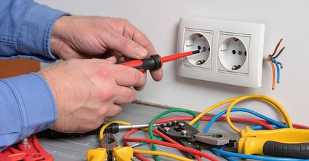 Przesunięcie gniazdka w mieszkaniu. Ile zapłacisz elektrykowi w 2026 roku?