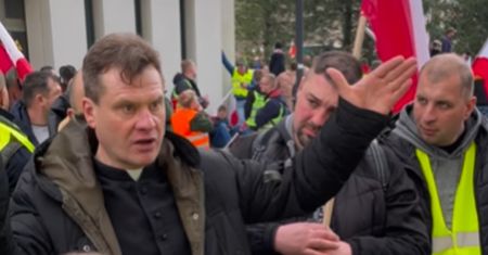 Nagrali księdza w Warszawie. Internauci oburzeni. "Żałuję"