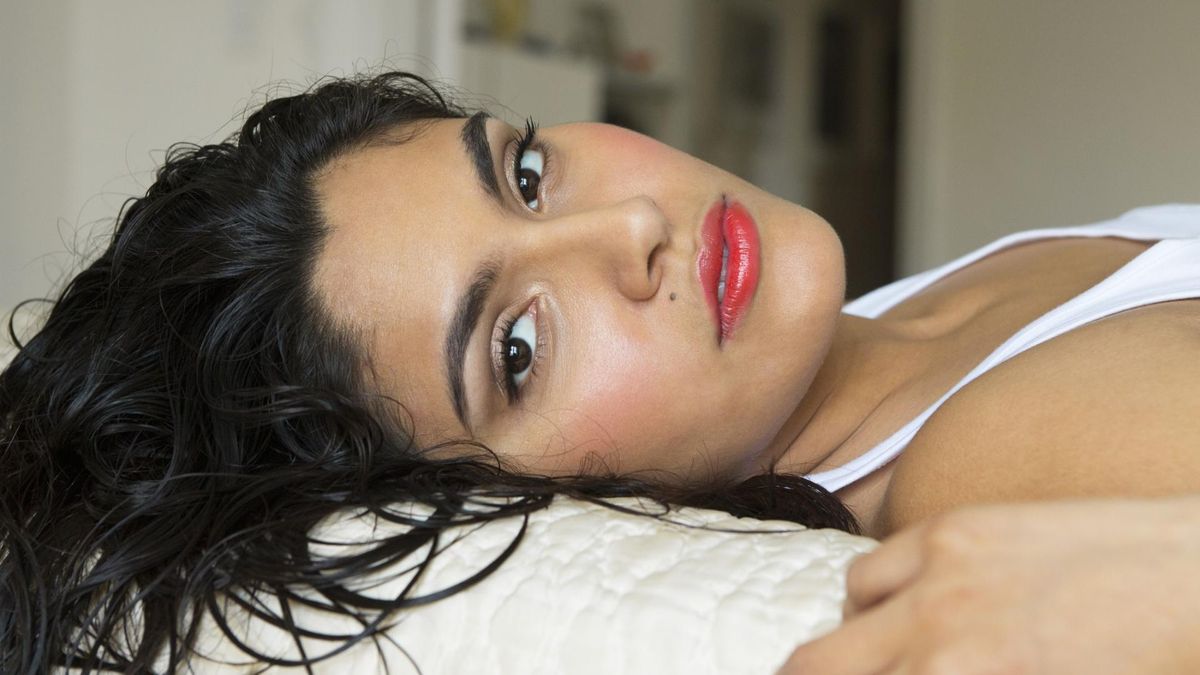 Spanie z mokrymi włosami może prowadzić do poważnych problemów