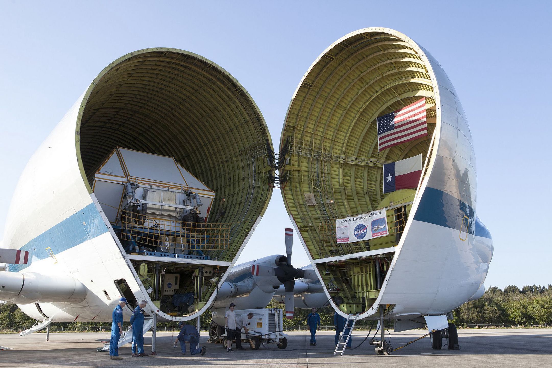 Otwarty Super Guppy. W ładowni statek kosmiczny Orion