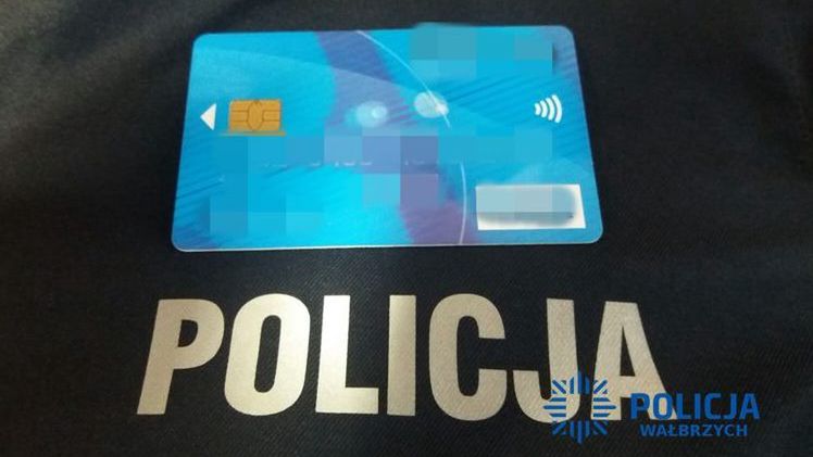 Wałbrzych. 71-latek znalazł kartę bankomatową. Zaczął nią dokonywać zakupów i myślał, że nie wpadnie