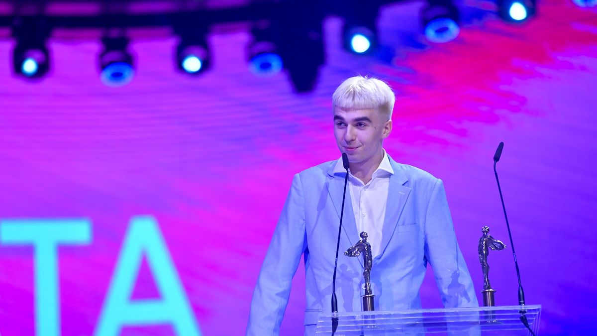 Mata dał koncert na schodkach