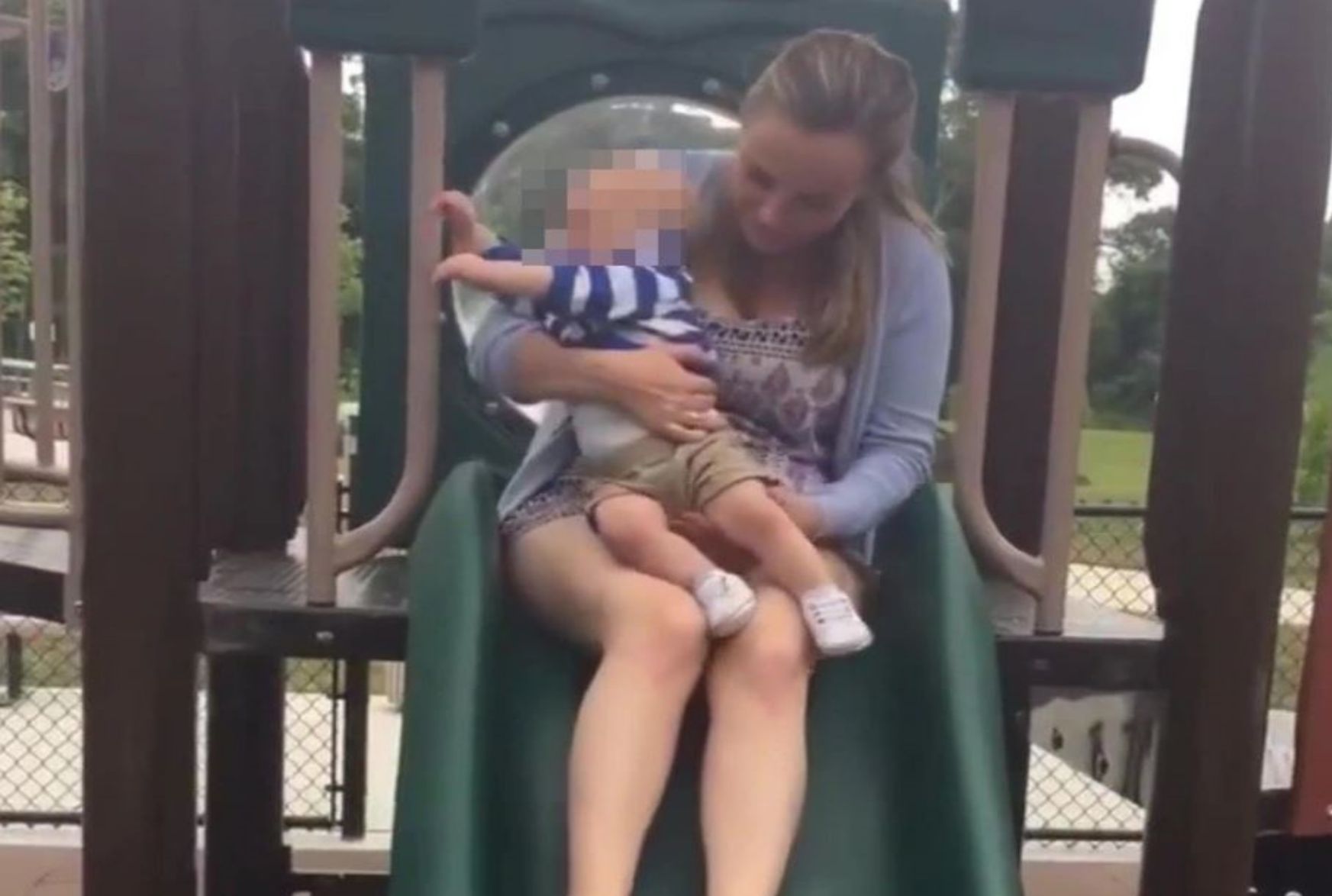 Ostrzega innych rodziców przed zjeżdżaniem ze zjeżdżalni razem z dzieckiem