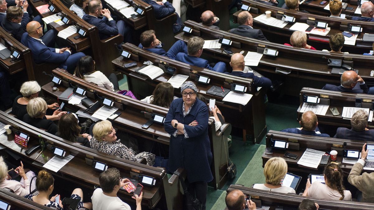 WARSAW, MAZOWIECKIE, POLAND - 2022/06/09: MP Henryka Krzywonos-Strycharska from the Civic Platform (PO), who has cancer, is standing with her back turned in a gesture of protest against Mateusz Morawiecki during a session of the Polish Sejm at the lower house of the Polish Parliament. (Photo by Attila Husejnow/SOPA Images/LightRocket via Getty Images)