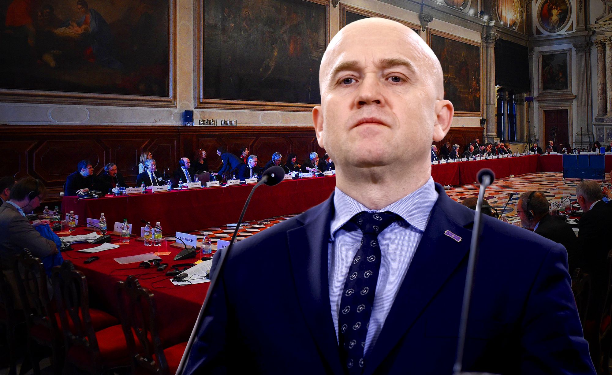 Na zdjęciu wiceminister sprawiedliwości Dariusz Mazur. W tle - posiedzenie Komisji Weneckiej
