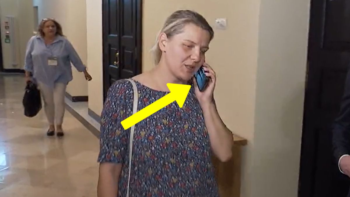 Aleksandra Łapiak udawała, że rozmawia przez telefon