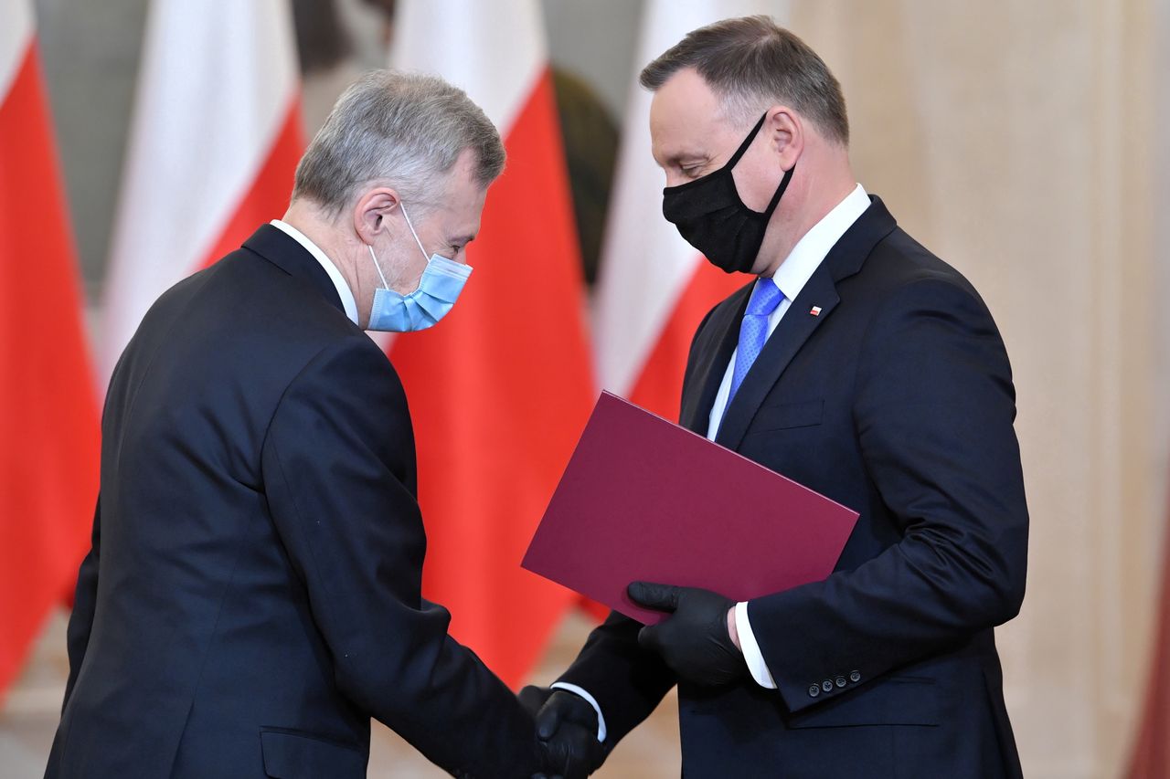 Andrzej Duda wręcza nominację byłemu ministrowi zdrowia Markowi Balickiemu