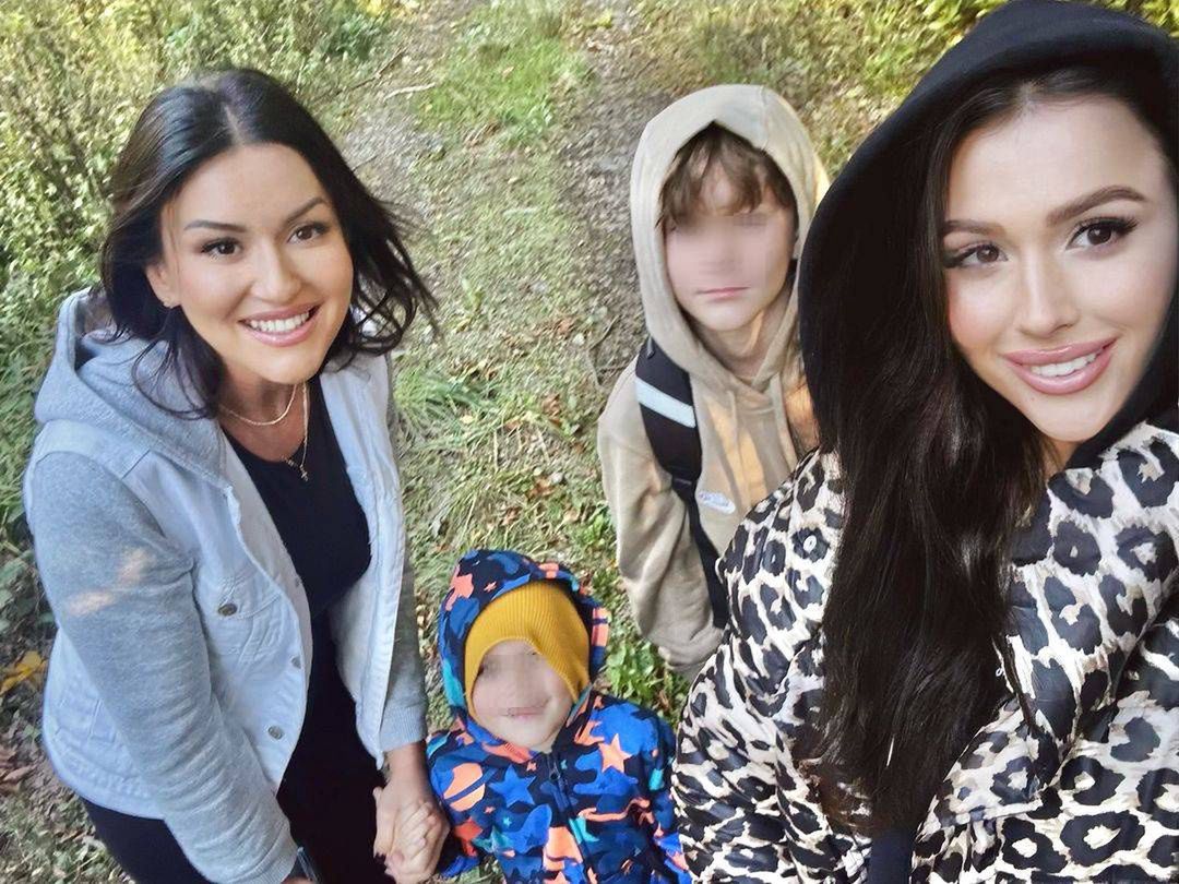 Roksana Węgiel z mamą i braćmi