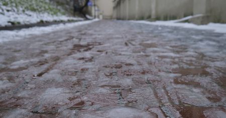 We wtorek nad Lubelszczyzną deszcz, możliwa gołoledź. IMGW ostrzega przed trudnymi warunkami na drogach