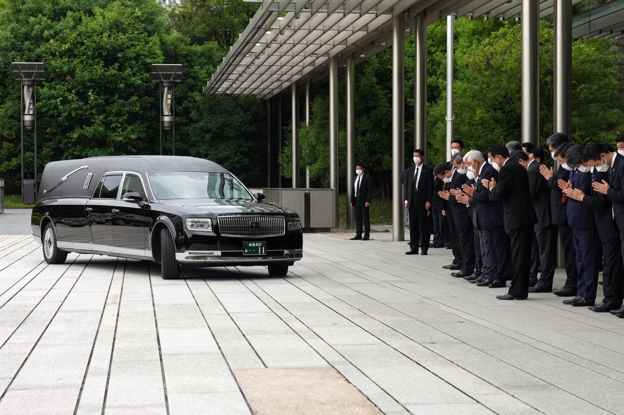 Klasyczny karawan Toyoty odprowadził premiera Japonii