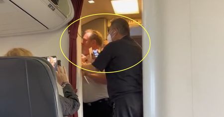 Skandaliczne zachowanie w samolocie. "Nie dotykaj mnie"