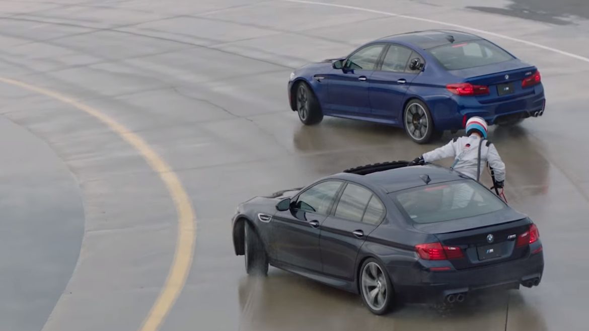 Oba BMW jadą w odległości 2 stóp (ok. 60 cm).