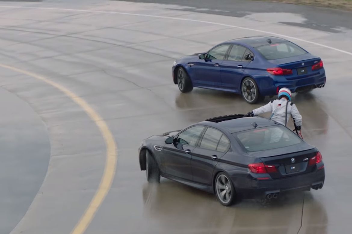 Oba BMW jadą w odległości 2 stóp (ok. 60 cm).