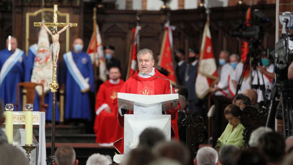 Warszawa. Tęczowa flaga na pomniku Jezusa. Ksiądz dziękuje premierowi za reakcję