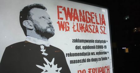 Plakaty z Łukaszem Szumowskim na przystankach. "Zakłamywanie statystyk"