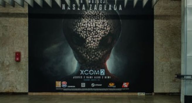Ręcznie malowany mural promuje grę „XCOM2” (wideo)