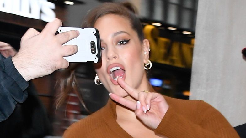 Ciężarna Ashley Graham pozuje NAGO, oswajając fanów z ROZSTĘPAMI na brzuchu! (FOTO)