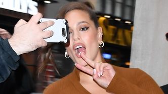 Ciężarna Ashley Graham pozuje NAGO, oswajając fanów z ROZSTĘPAMI na brzuchu! (FOTO)