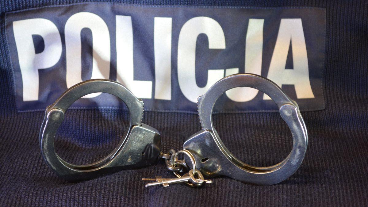 przymusu, policjanta, kajdanki, kajdany, gaz, rozpylacz, miotacz gazu, policjant, policjantka, przestepstwo, zatrzymanie, pojmanie, funkcjonariusz, funkcjonariuszka, radiowóz, policja, zatrzymany, strażnik, żandarmeria wojskowa, ilustracja, zgromadzenie, zabezpieczenie, przemarsz, polska, sylwester, covid, virus