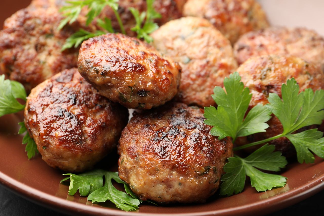 Babciny sposób na soczyste mielone. Dietetyk nie pochwali tego triku