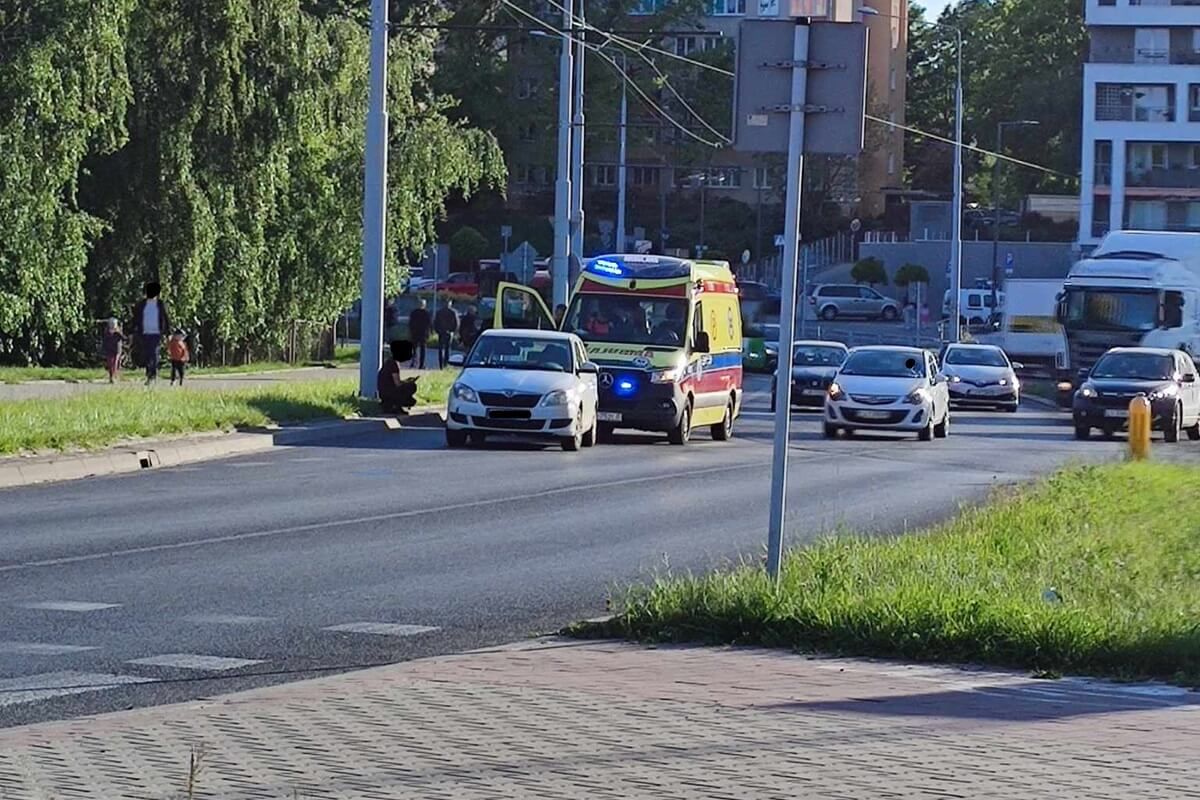 Zderzenie forda ze skodą na rondzie Berbeckiego