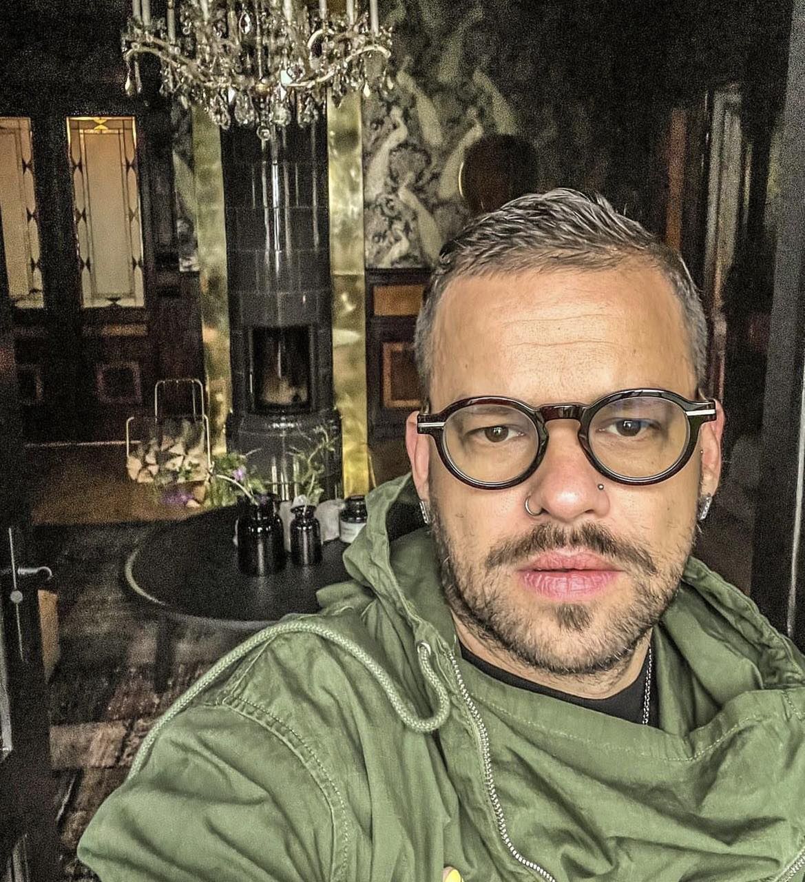 Michał Piróg uderza w Caroline Derpienski