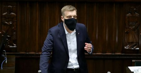 Adrian Zandberg na Orlenie. Polityk komentuje burzę wokół swojego wpisu