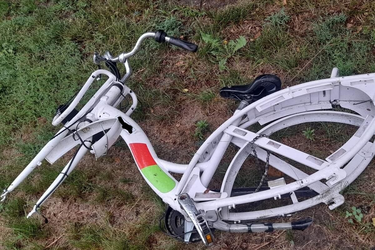 Kompletnie zdewastowany rower miejski porzucony przy ogródkach działkowych