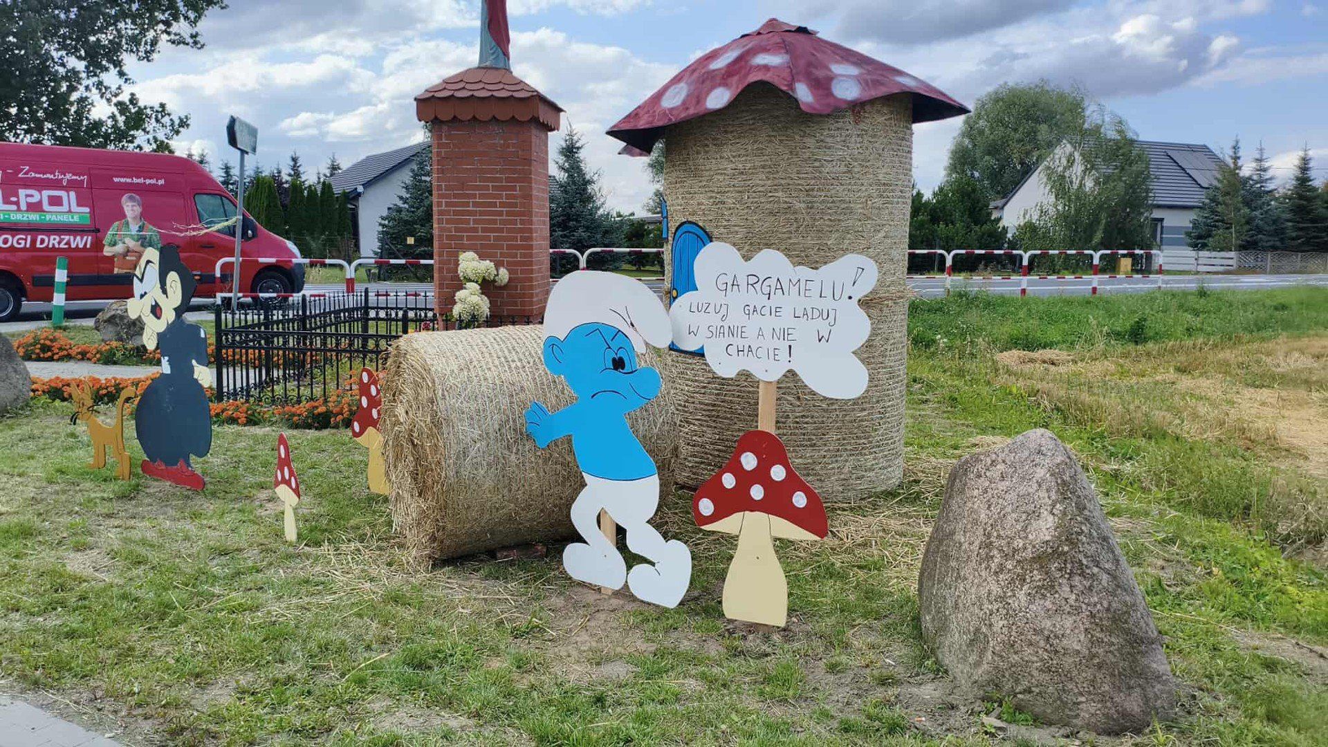 Smerfna wioska w gminie Gniezno. Po Goślinowie krąży... Gargamel!