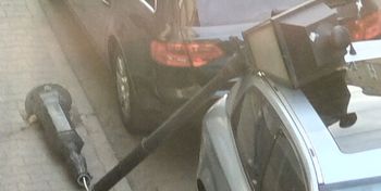 Lampa runęła na auto w centrum Włocławka. Nietypowe zdarzenie