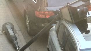 Lampa runęła na auto w centrum Włocławka. Nietypowe zdarzenie